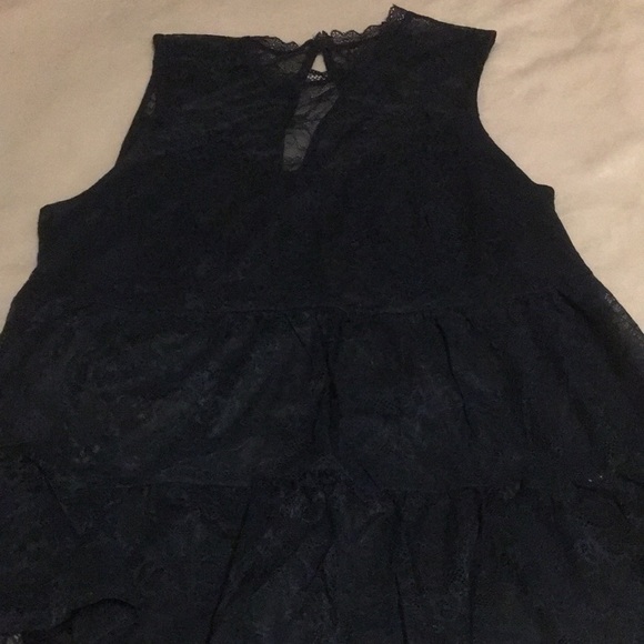 Torrid Navy Lace Mock Neck Shirred Hem Sleeveless Top Size 2 - Picture 5 of 6